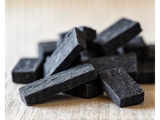 軽く、黒々とした竹炭の破片が積み重ねられている様子、空気を含んだような質感。