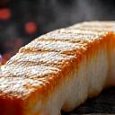 皮がパリッと焼けた美しい魚のグリル、香ばしい煙が立ち上る。